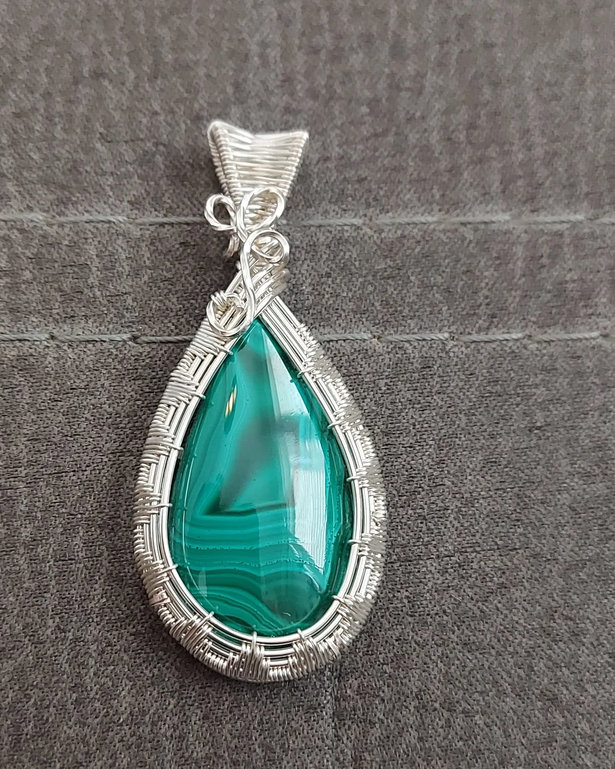 Emerald Wave, malachite pendant in silver-tone wire