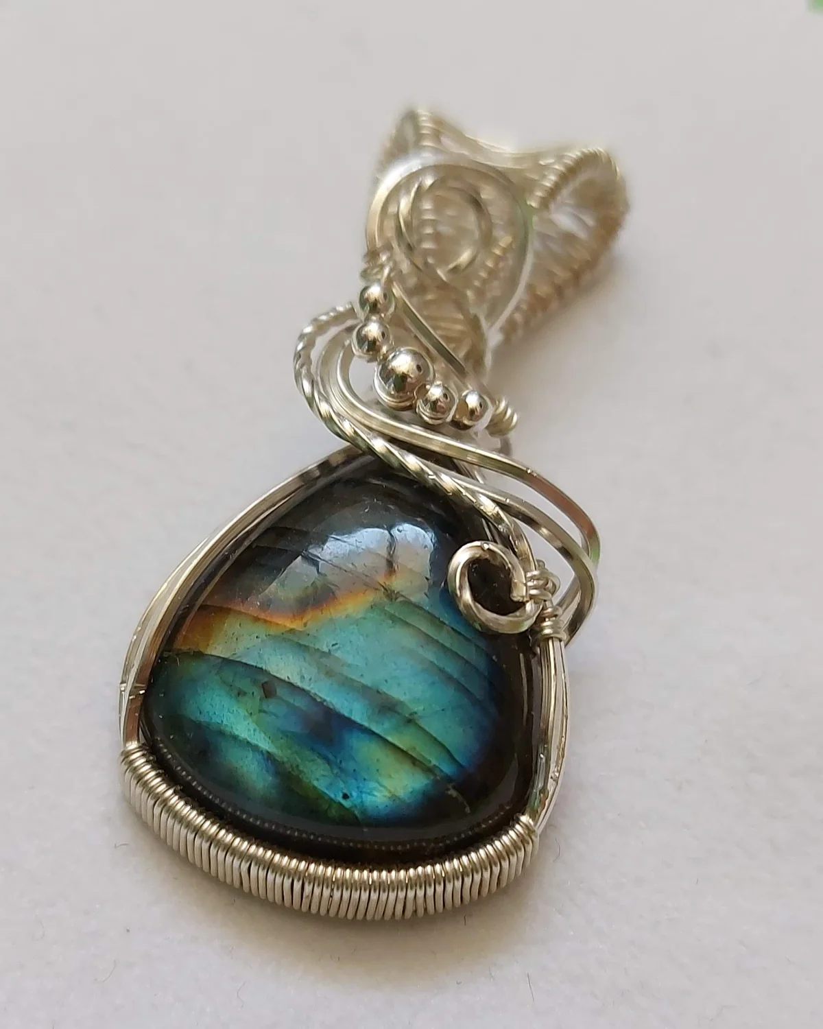 Northern Light, labradorite pendant in silver-tone wire